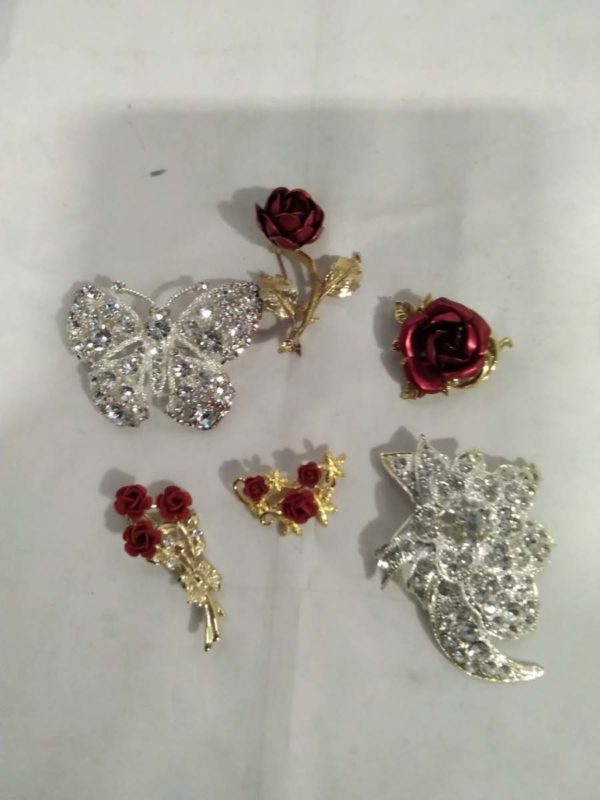 lot 438 6 x brooches