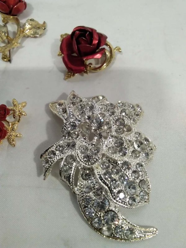 lot 438 6 x brooches - Image 3