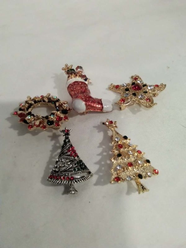 lot 441 5 x Christmas brooches