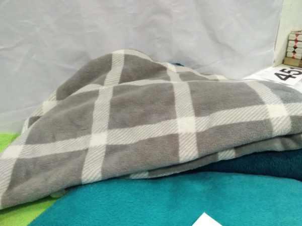 lot 450 5 x throws including turquoise jacquard throw - Image 5