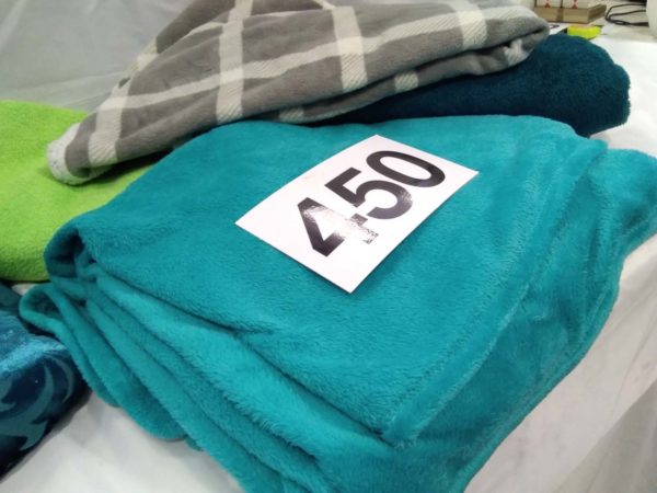 lot 450 5 x throws including turquoise jacquard throw - Image 4