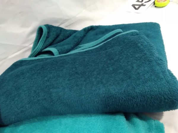 lot 450 5 x throws including turquoise jacquard throw - Image 3