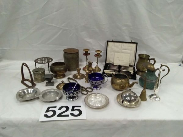 lot 525 quantity of metalware Inc brass