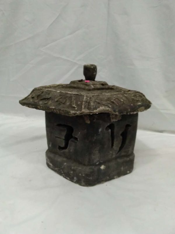 lot 529 hexagonal garden ornament with lid ( for candle ?)