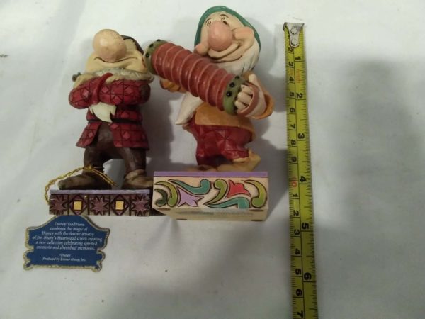 lot 562 2 of the  Disney Enesco 7 dwarf figures - Image 2