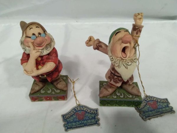 lot 563 2 of the  Disney Enesco 7 dwarf figures - Image 2