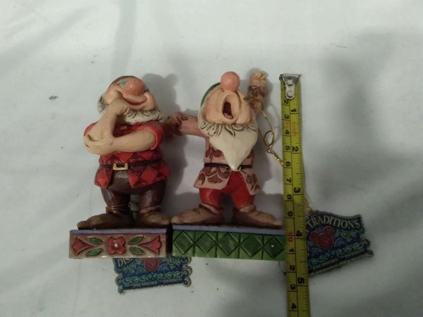 lot 563 2 of the  Disney Enesco 7 dwarf figures - Image 4