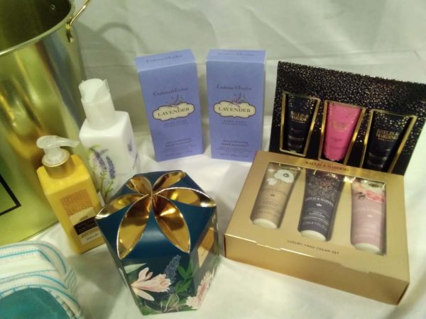 lot 569 large AU Ice bucket containt ladies gift sets - Image 3