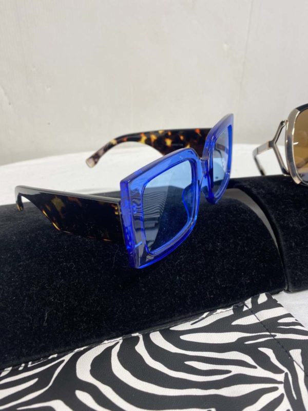 LOT 1001-TWO PAIRS OF SUN GLASSES WITH CASES INC RIVER ISLAND AND UNBRANDED - Image 2